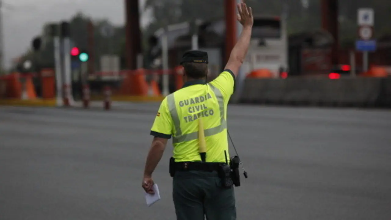 Un agente de la Guardia Civil, en un control de tráfico. J. CERVERA-MERCADILLO
