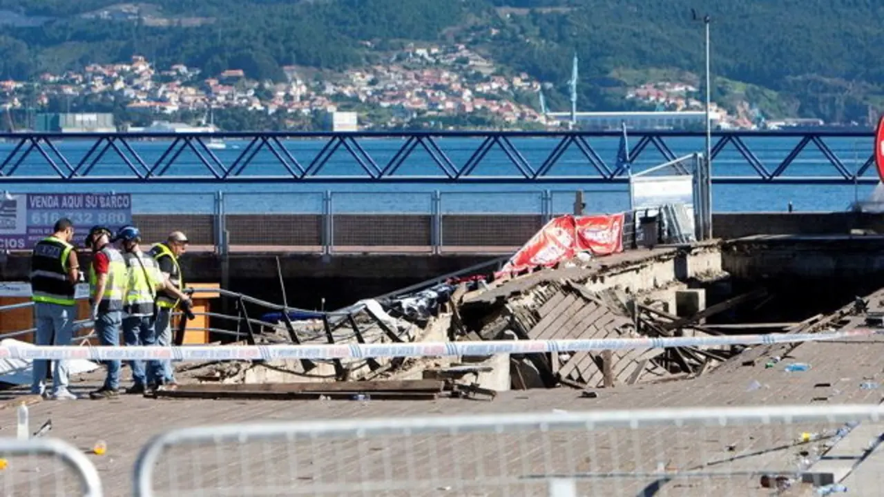 La policía científica inspecciona la zona del paseo marítimo tras el accidente de O Marisquiño. SALADOR SAS
