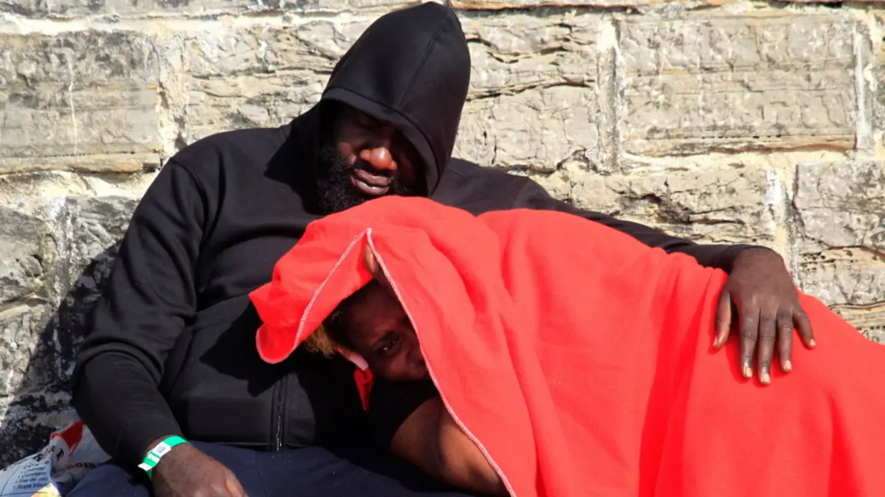 Algunos de los inmigrantes salvados por Salvamento Marítimo. A. CARRASCO RAGEL (EFE)