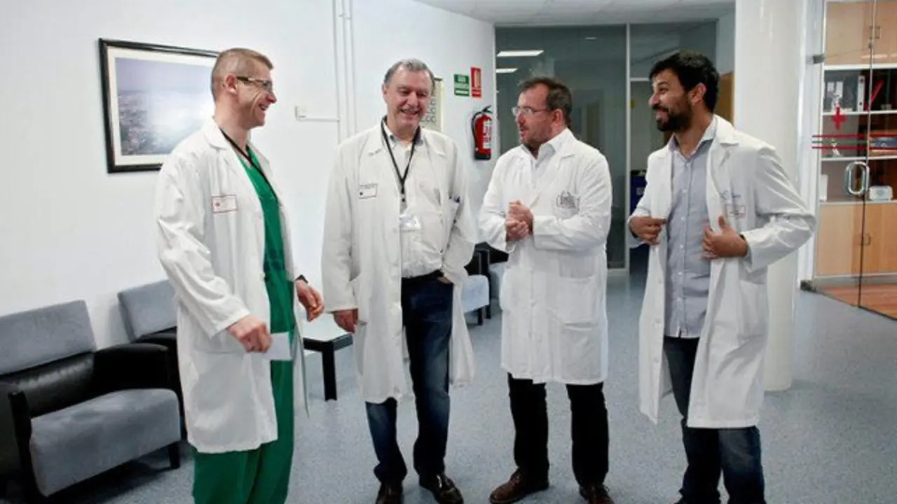 El equipo encargado del trasplante de hígado. CABALAR (EFE)