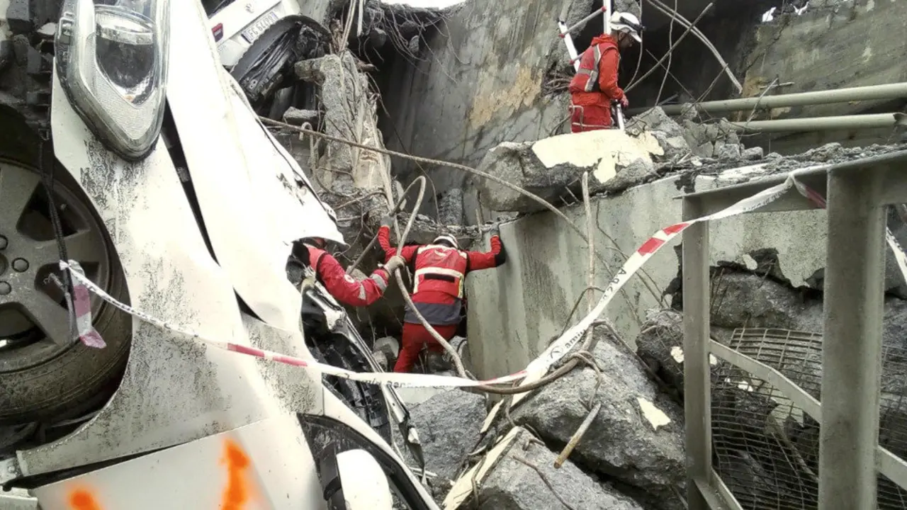 Trabajadores de la Cruz Roja de Italia buscan desaparecidos entre los escombros del puente Morandi en Génova. EFE