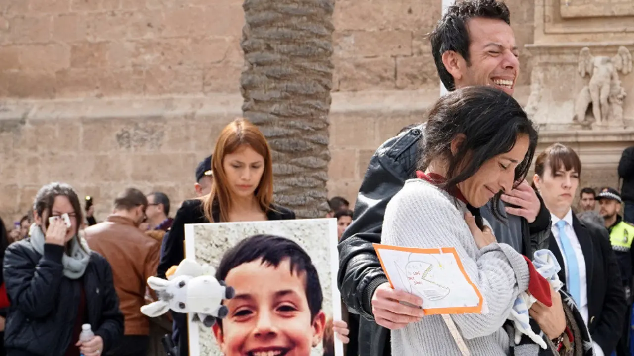 Los padres de Gabriel Cruz (derecha), durante el funeral del pequeño. CARLOS BARBA (EFE)