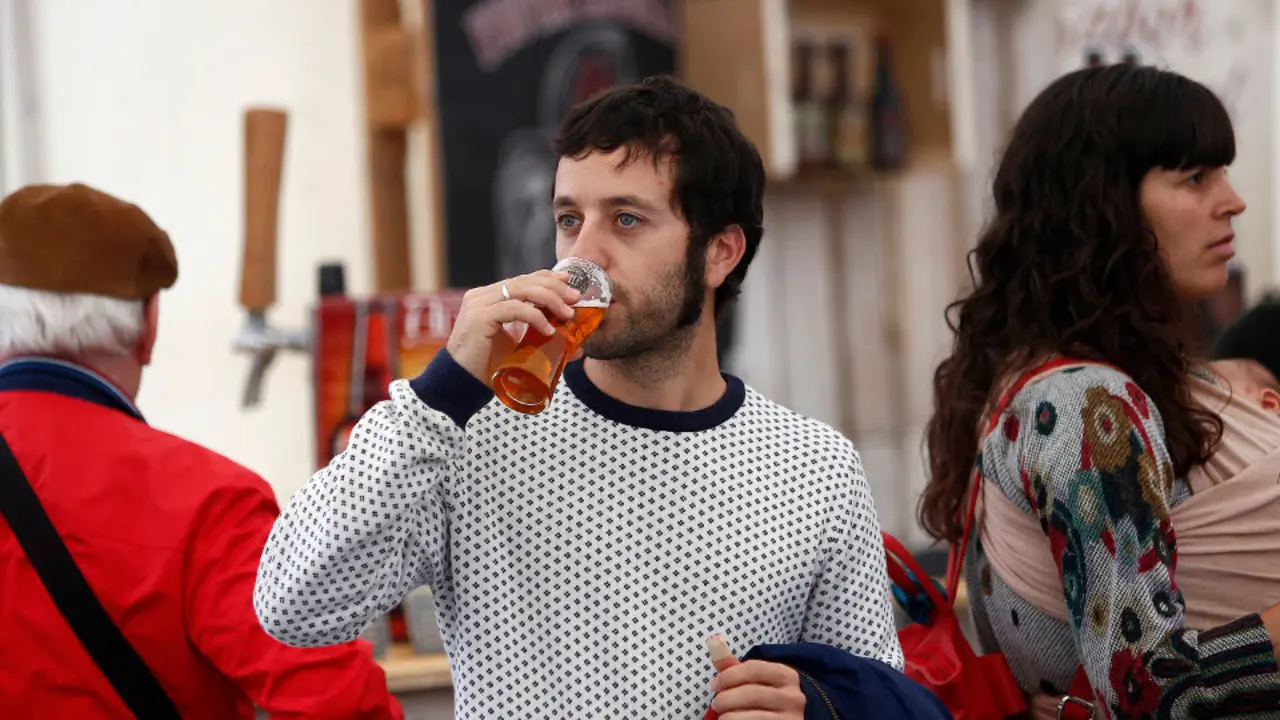 Joven bebiendo cerveza. JAVIER CERVERA MERCADILLO