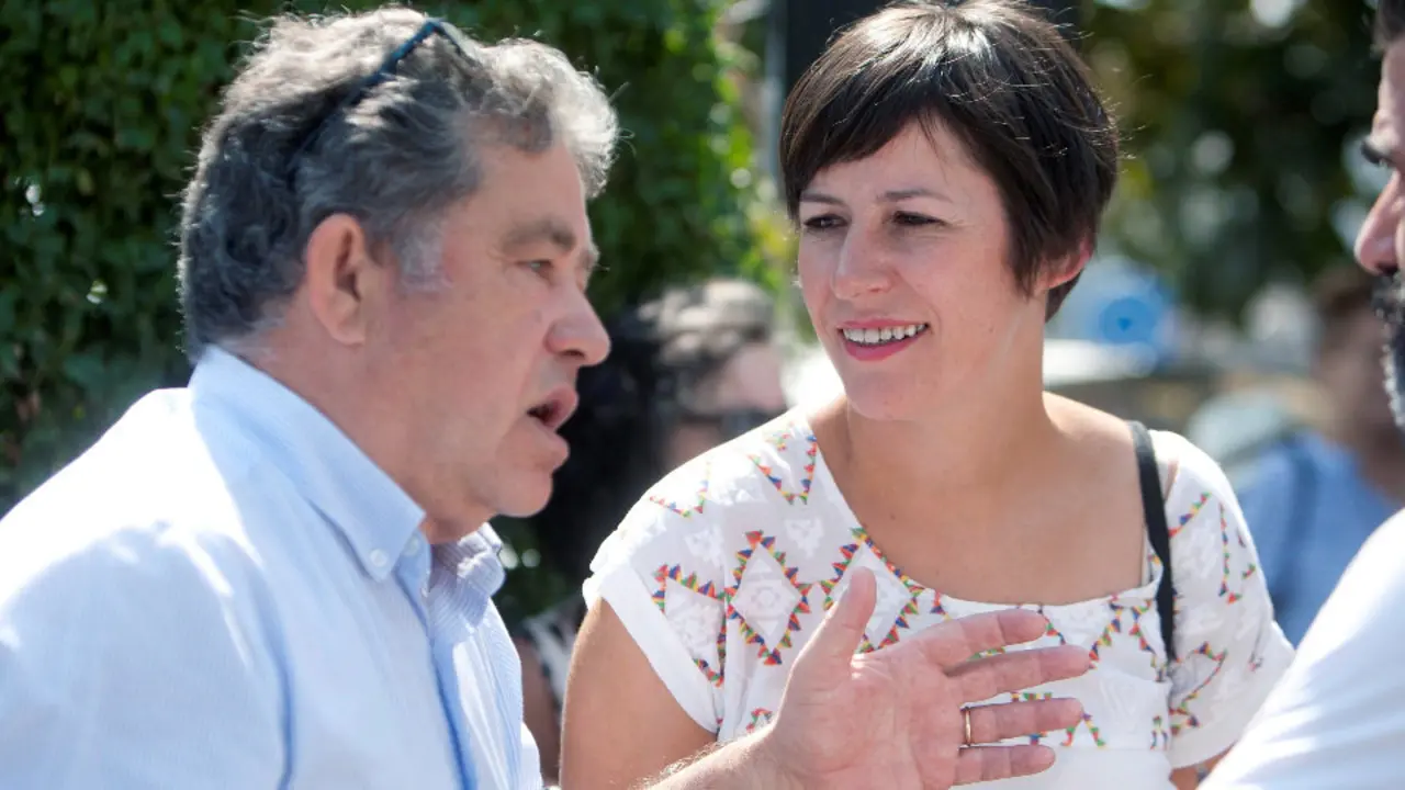 La nacionalista Ana Pontón con el alcalde de Pontevedra Miguel Anxo Lores urante el homenaje de Galiza Martir en memoria de Alexandre Bóveda. EFE (SALVADOR SAS)