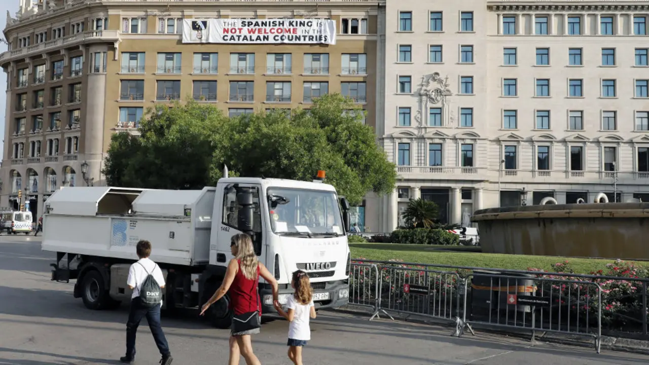 Pancarta colgada en la plaza Cataluña. EFE (ANDREU DALMAU)
