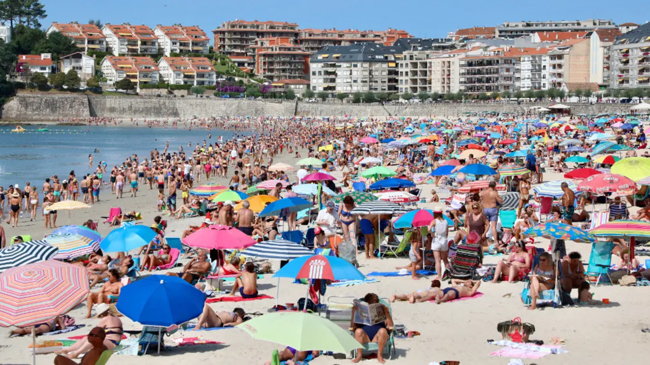 La playa de Silgar, en Sanxenxo, abarrotada de gente esta semana. JOSÉ LUIZ OUBIÑA