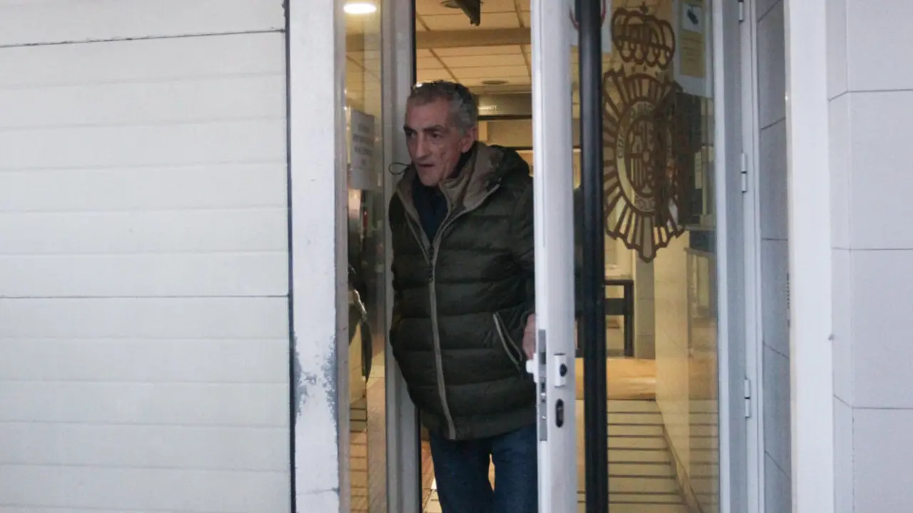 Julio Araújo, saliendo de Comisaría el pasado miércoles. DAVID FREIRE