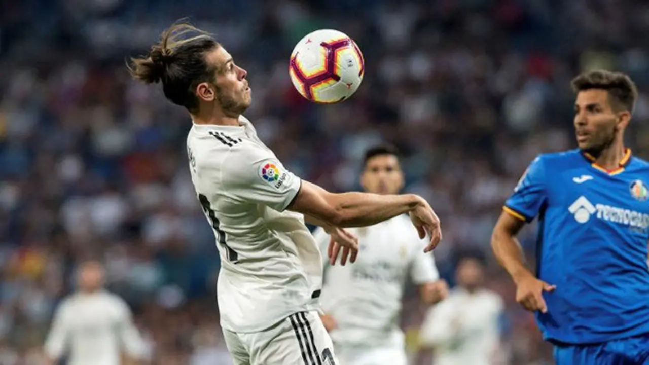Bale controla un balón durante el partido contra el Getafe. RODRIGO JIMÉNEZ (EFE)