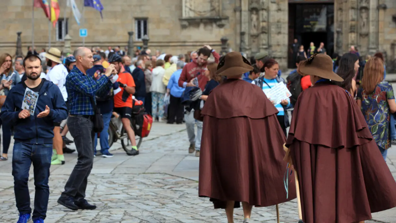 Aspecto que presenta estos días la compostelana plaza del Obradoiro, muy poblada sobre todo en jornadas con tiempo inestable. PEPE FERRÍN