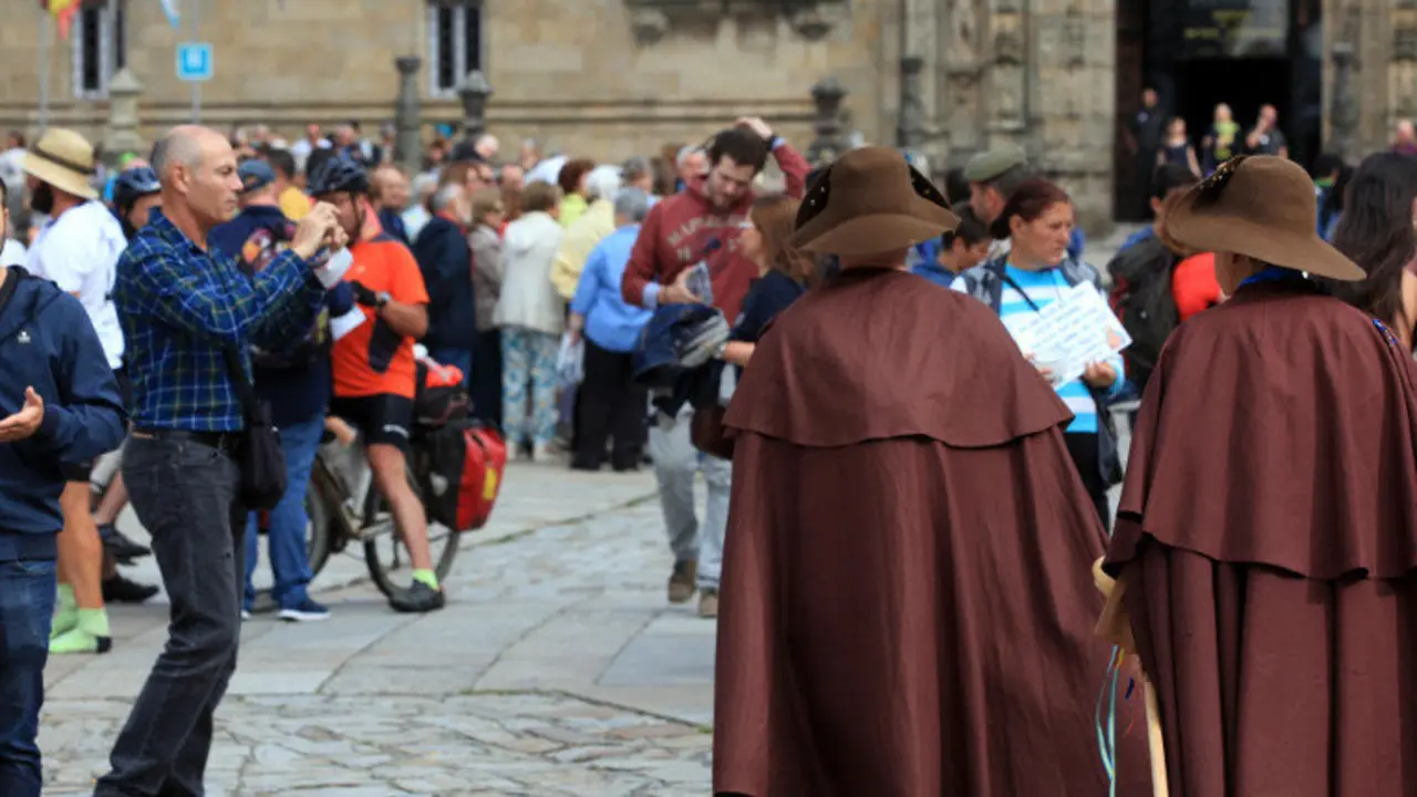Aspecto que presenta estos días la compostelana plaza del Obradoiro, muy poblada sobre todo en jornadas con tiempo inestable. PEPE FERRÍN - Portada