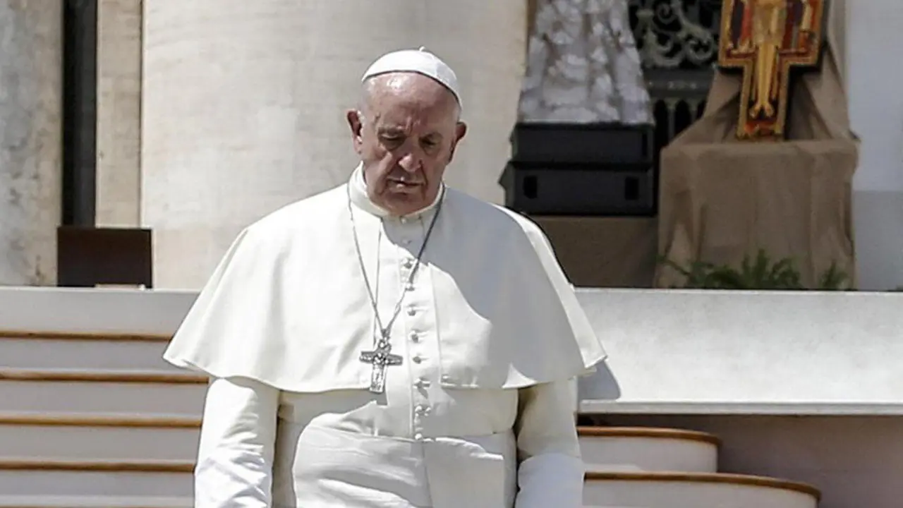El papa Francisco, en la plaza de San Pedro en una imagen de archivo. GIUSEPPE LAMI (EFE)