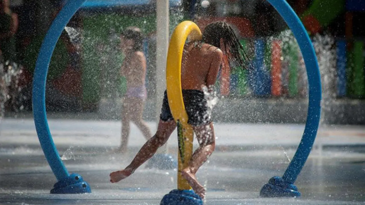 Niños refrescándose en una fuente de Ourense. BRAIS LORENZO (EFE)