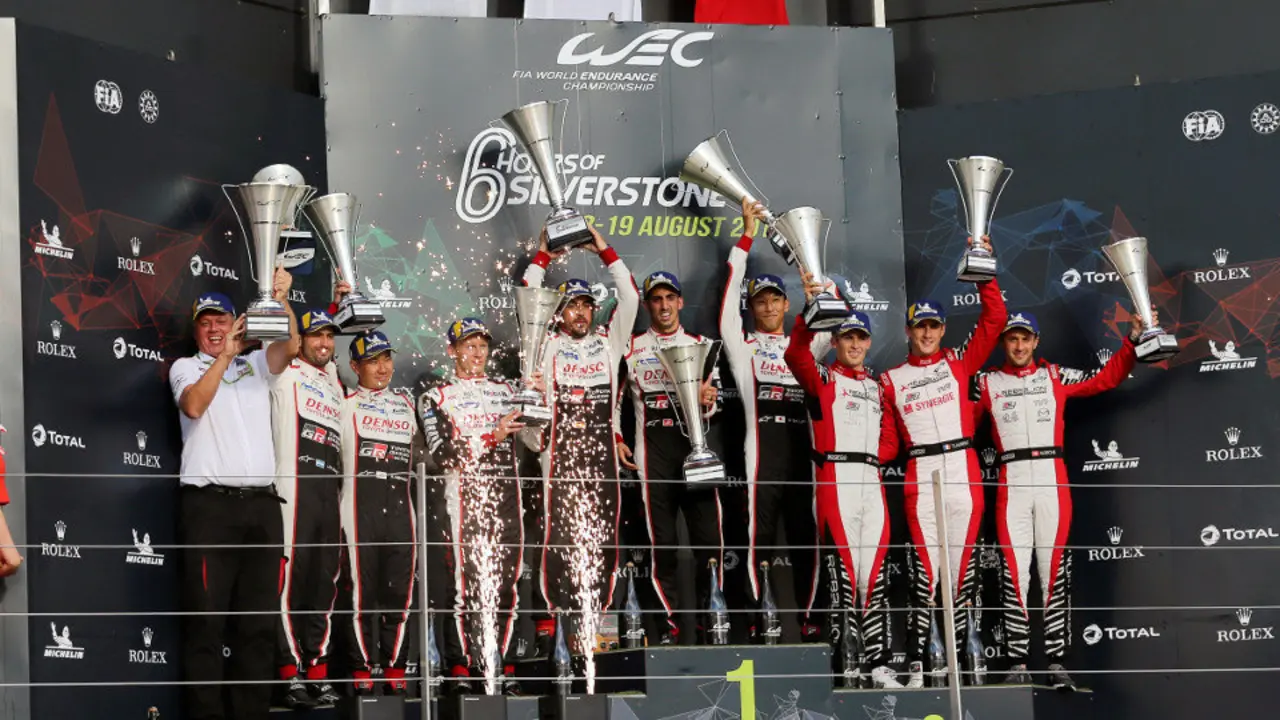 El podio en Silverstone tras la prueba, con Alonso y sus cinco compañeros en los dos primeros puestos del cajón. JAMES MOY (EFE)