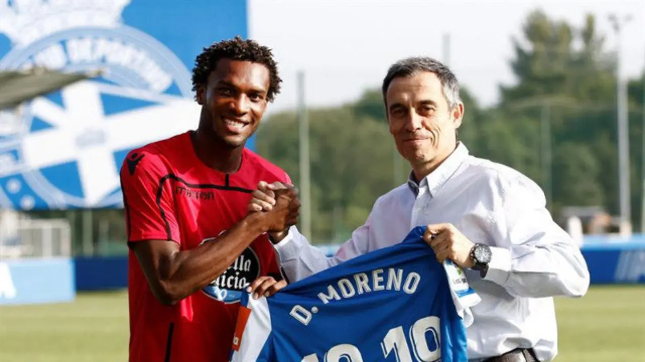 Didier Moreno (izquierda) posa con el director deportivo del Deportivo, Carmelo del Pozo, durante su presentación. CABALAR (EFE)