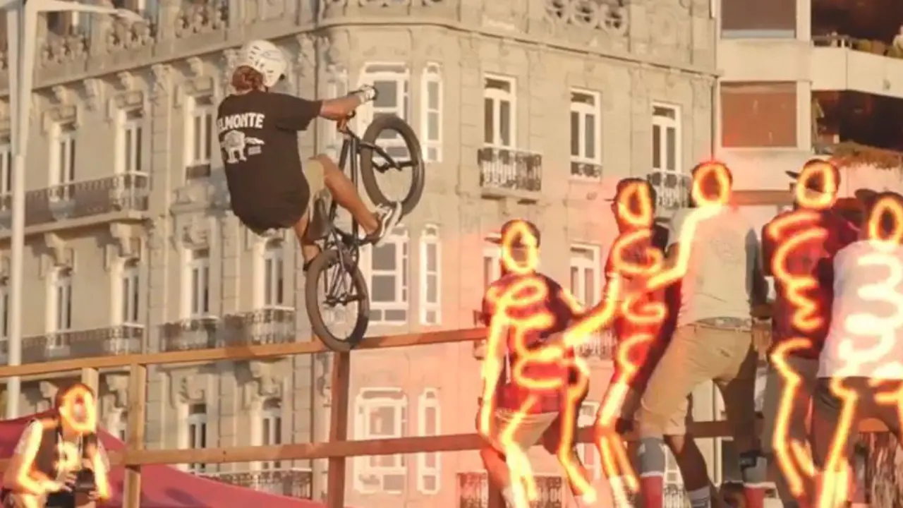 Fotograma del vídeo que O Marisquiño dedica a las víctimas del accidente