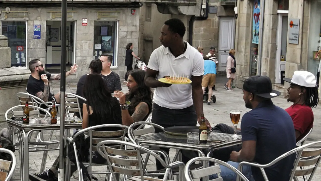 Un camarero en una terraza. AEP