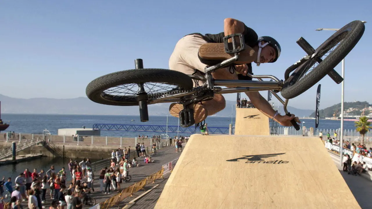 Uno de los participantes en el festival de cultura urbana O Marisquiño. SALVADOR SAS (EFE)