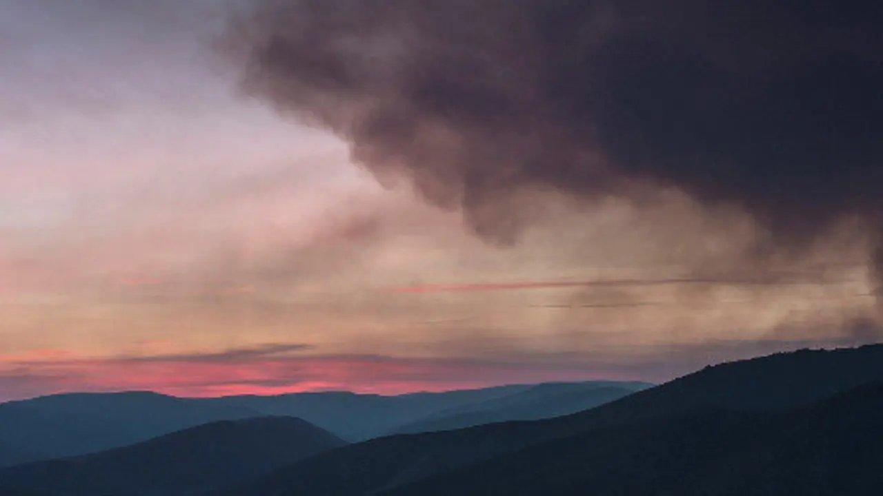 Vista general del incendio forestal que afecta al parque natural de O Invernadoiro. BRAIS LORENZO (EFE)