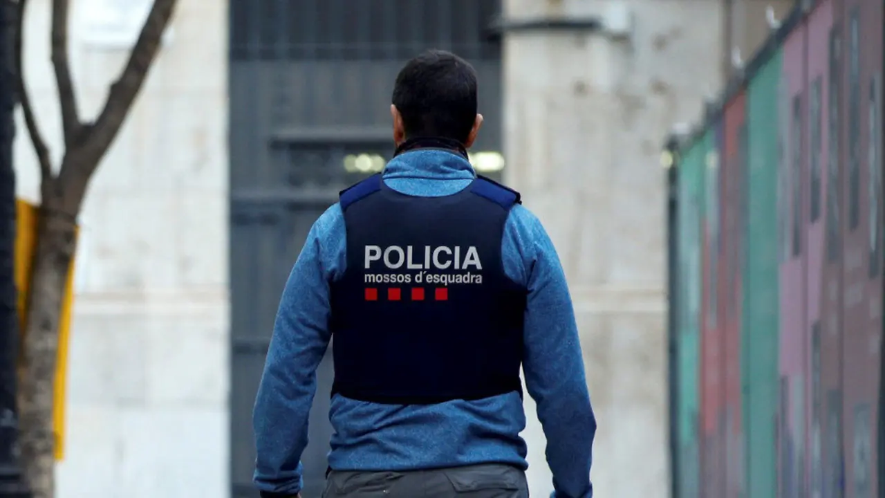 Un agente de los Mossos d'Esquadra. ENRIC FONTCUBERTA (EFE)