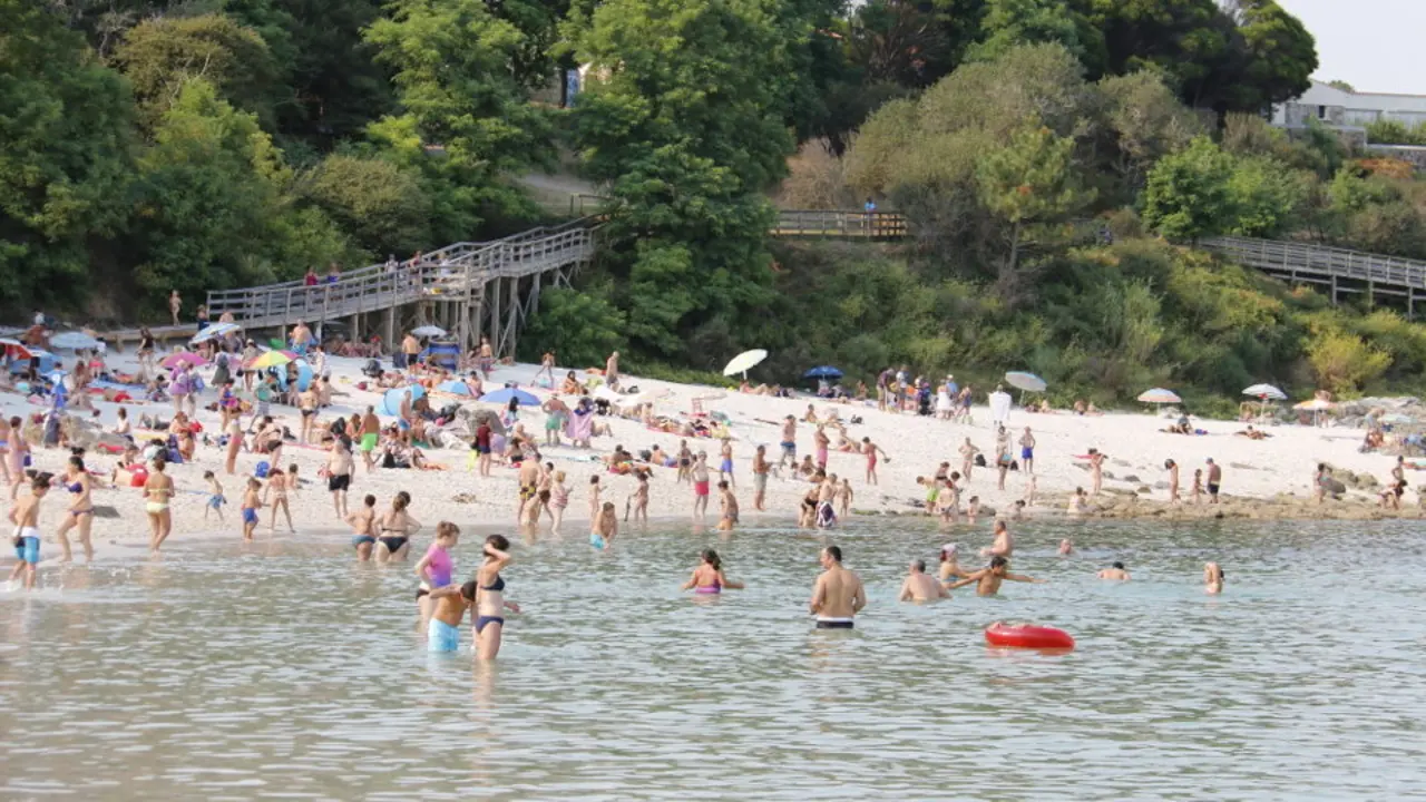 Turistas en la Illa de Ons. ADP
