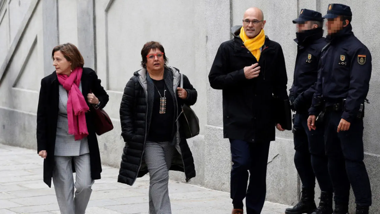 Dolors Bassa, en el centro. EFE