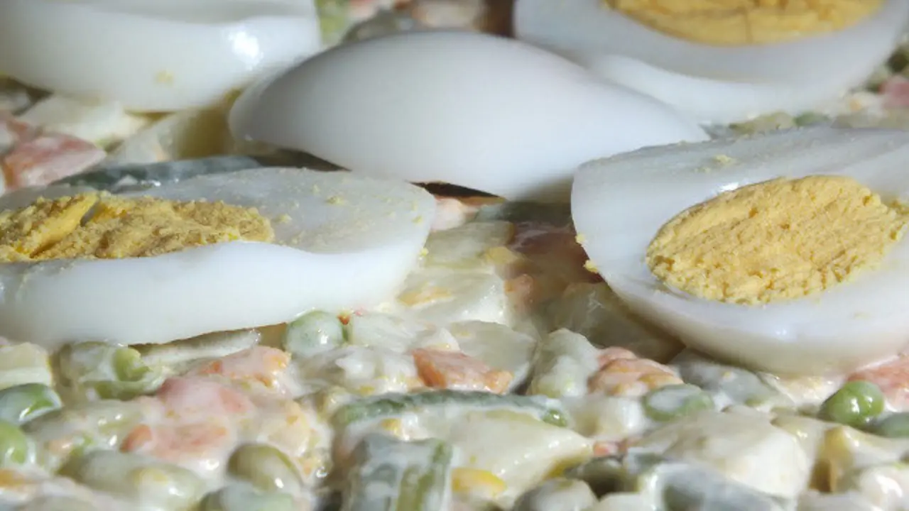 Sanidade recomenda manter os alimentos na neveira. EP