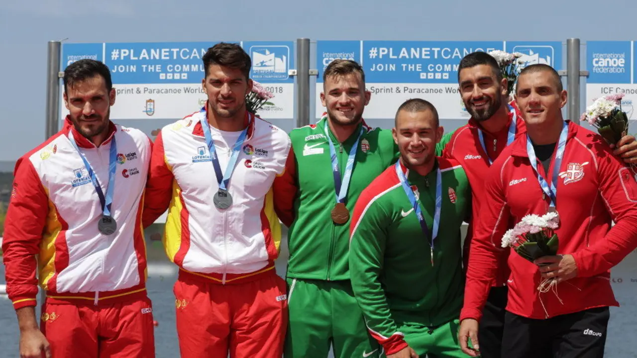 Saúl Craviotto y Cristian Toro, en el podio. PAULO NOVAIS (EFE)