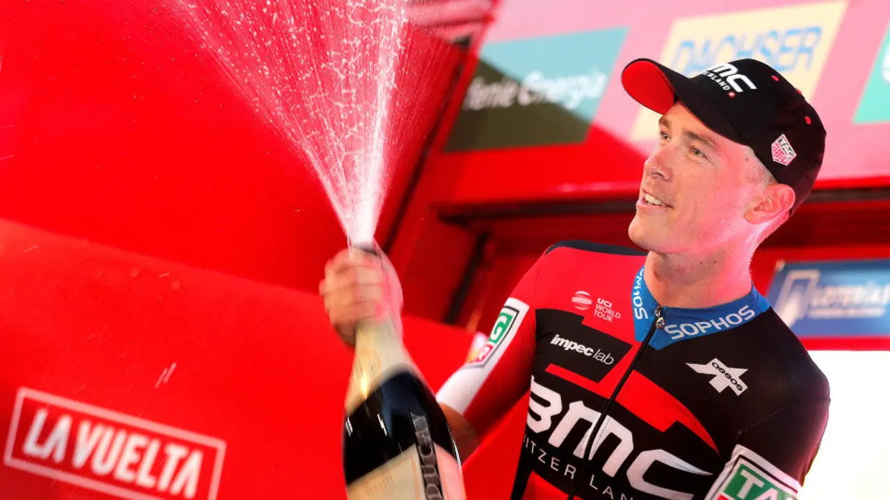 El corredor australiano del equipo BMC, Dennis Rohan, celebra en el podio su victoria en la primera etapa de La Vuelta 2018. MANUEL BRUQUE (EFE)