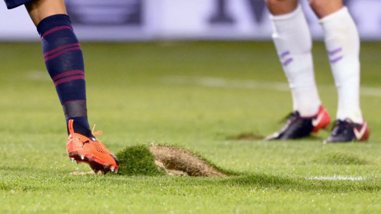 El estado del césped supuso un quebradero de cabeza para los dos equipos. NACHO GALLEGO (EFE)