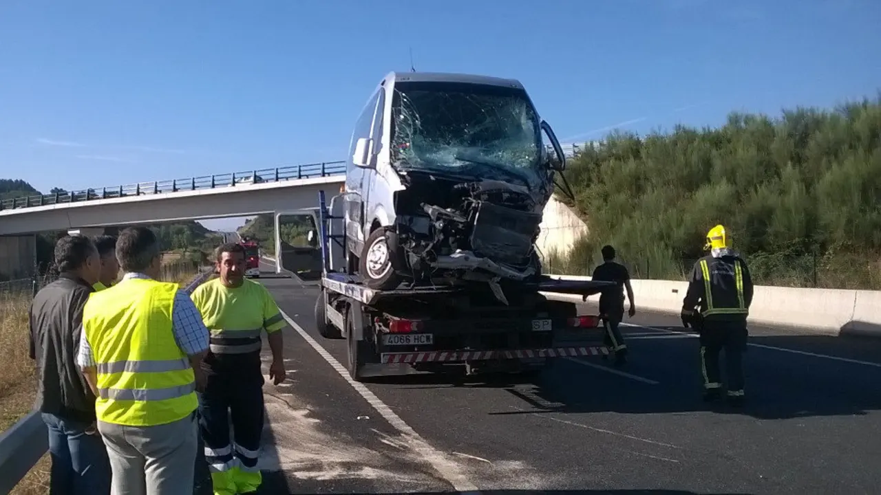 Estado del microb&uacute;s tras el accidente. TO&Ntilde;O PARGA