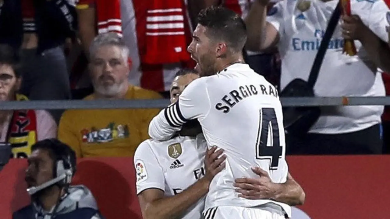 Sergio Ramos y Karin Benzema celebran el segundo gol del equipo blanco. ENRIC FONTCUBERTA (EFE)
