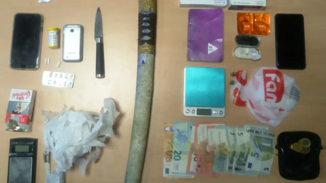 Diñeiro, droga e armas atopadas nos rexistros. POLICÍA NACIONAL