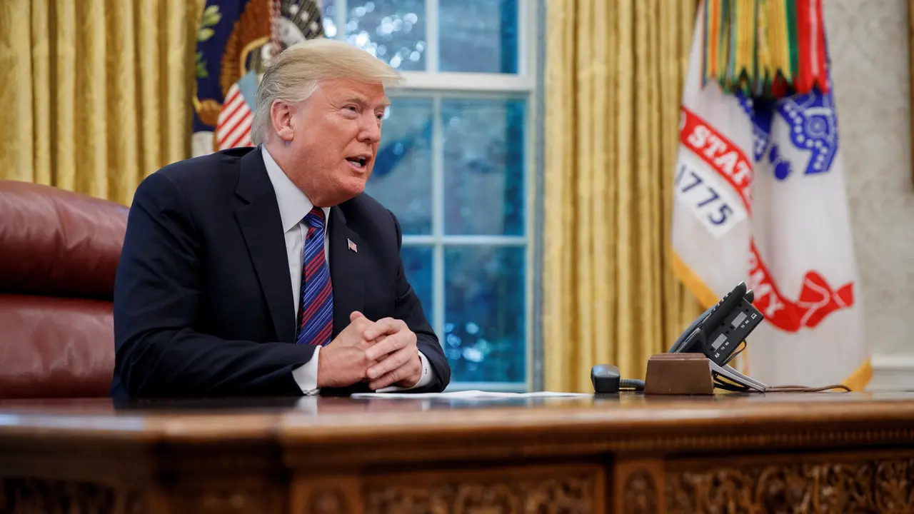 Donald Trump hablando por teléfono con Enrique Peña Nieto. EFE