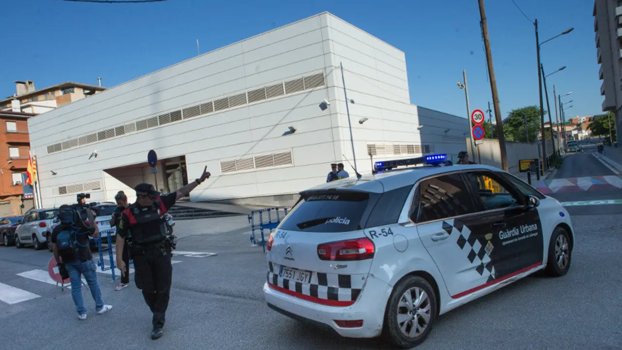 La comisaría de Cornellà donde se produjo el ataque. ENRIC FONTCUBERTA (EFE)