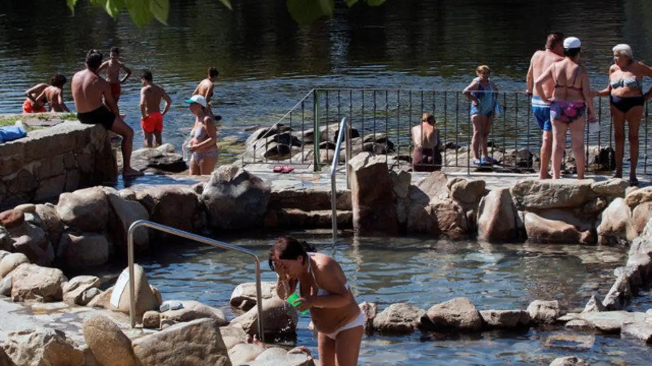 Un grupo de personas se refrescan en las termas de A Chavasqueira, en Ourense. BRAIS LORENZO (EFE)