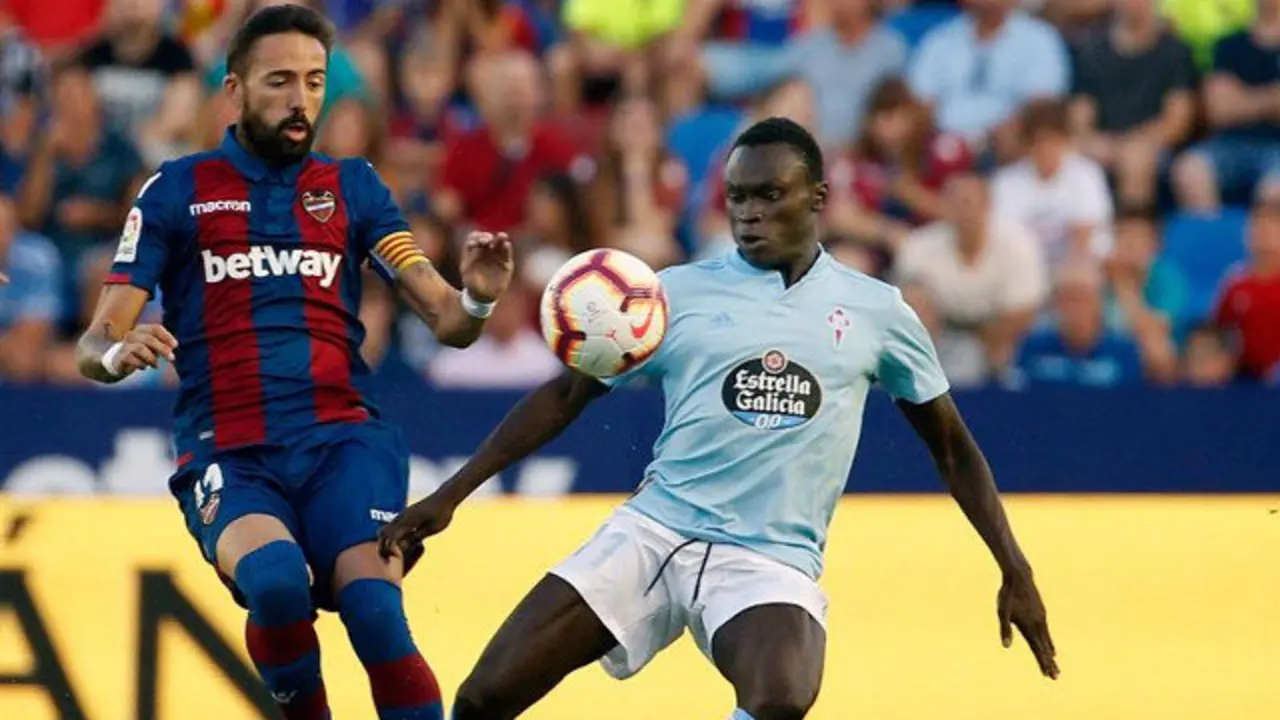 Morales y Pione Sisto, dos protagonistas del partido. MIGUEL ÁNGEL POLO (EFE)