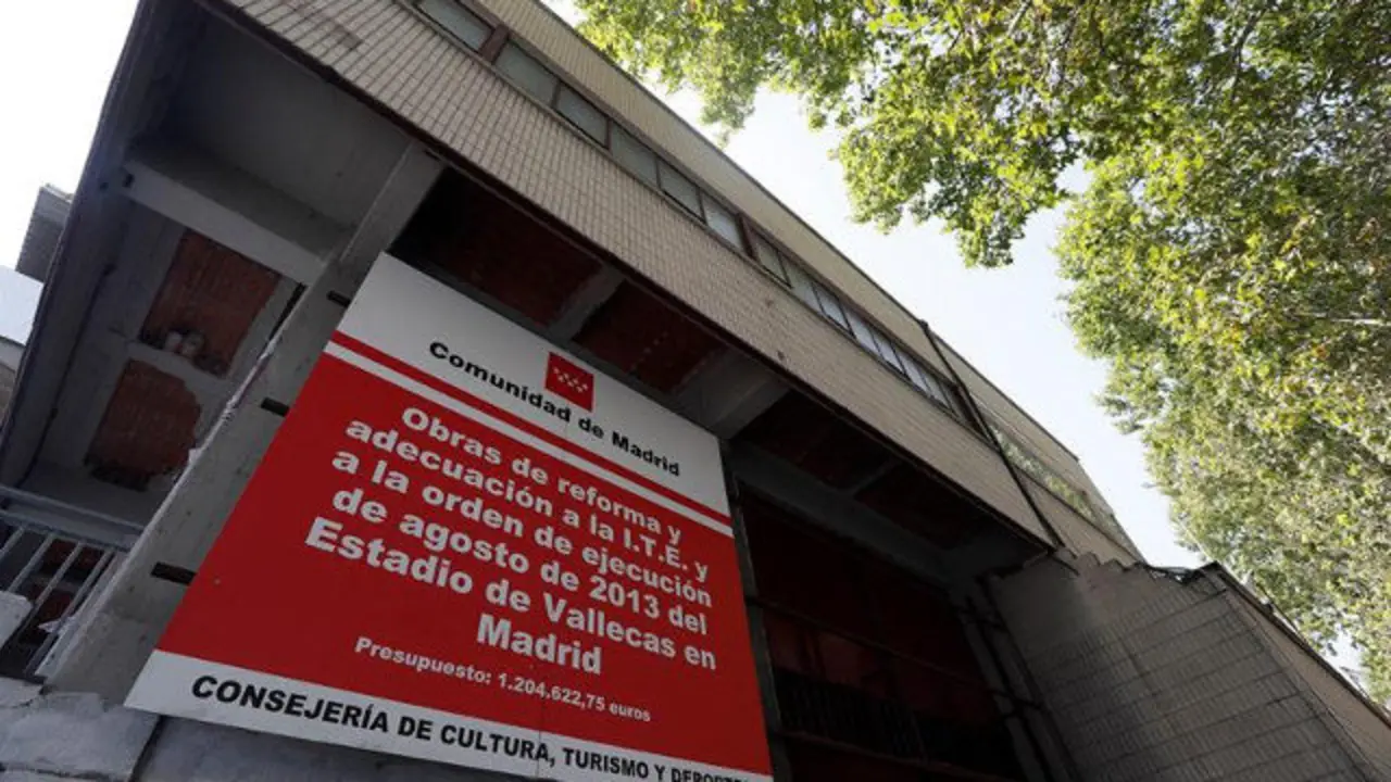Exterior del estadio de Vallecas. FERNANDO ALVARADO (EFE)
