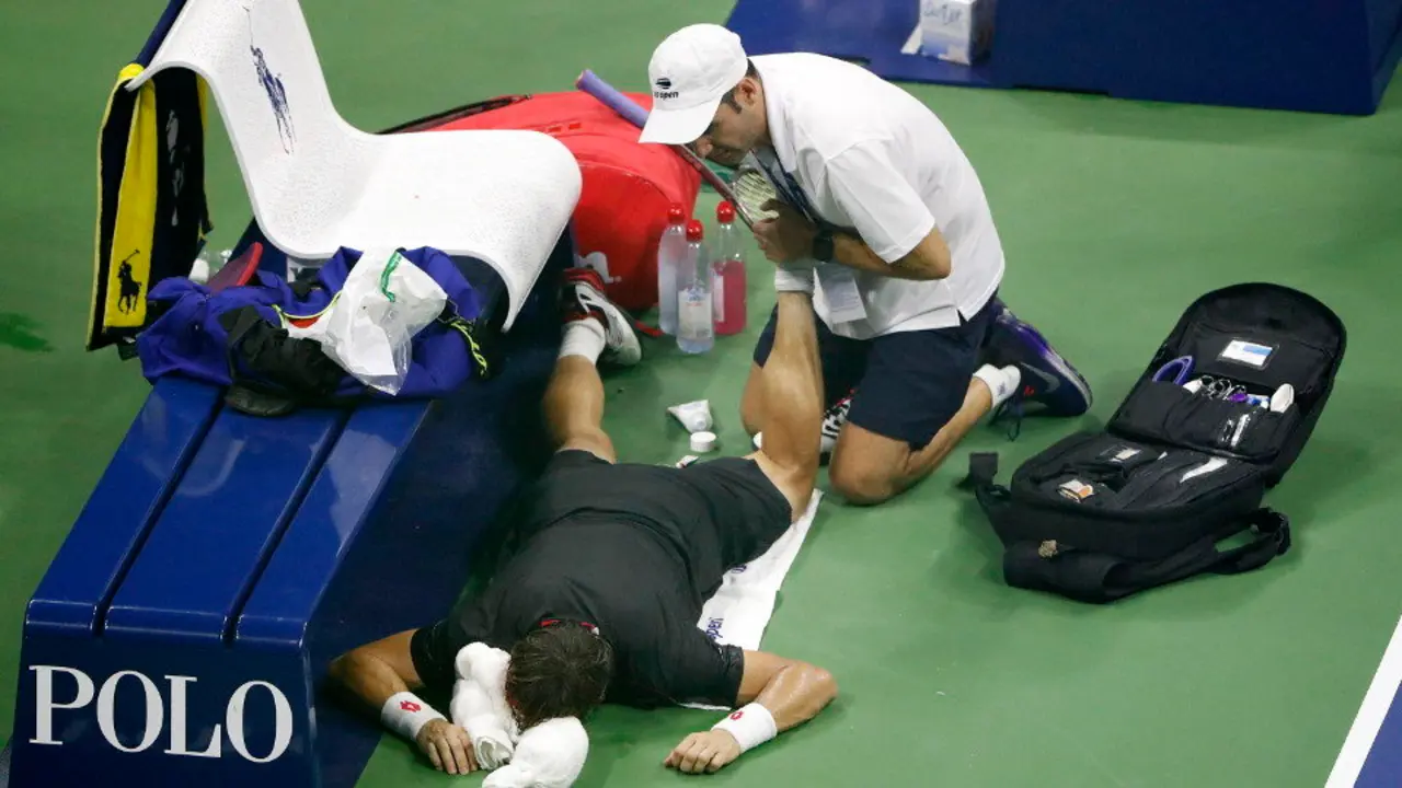 David Ferrer es atendido por personal médico durante el partido. JASON SZENES (EFE)