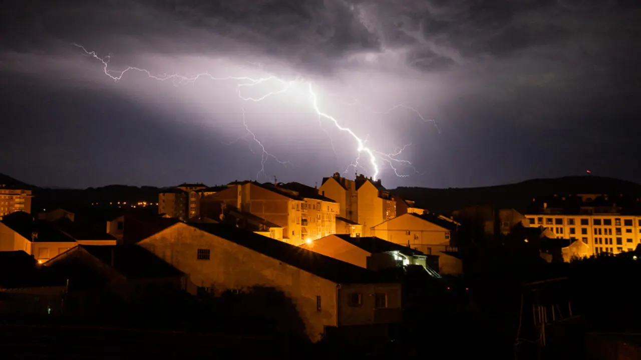 Rayos sobre Monforte ADRIÁN VILA