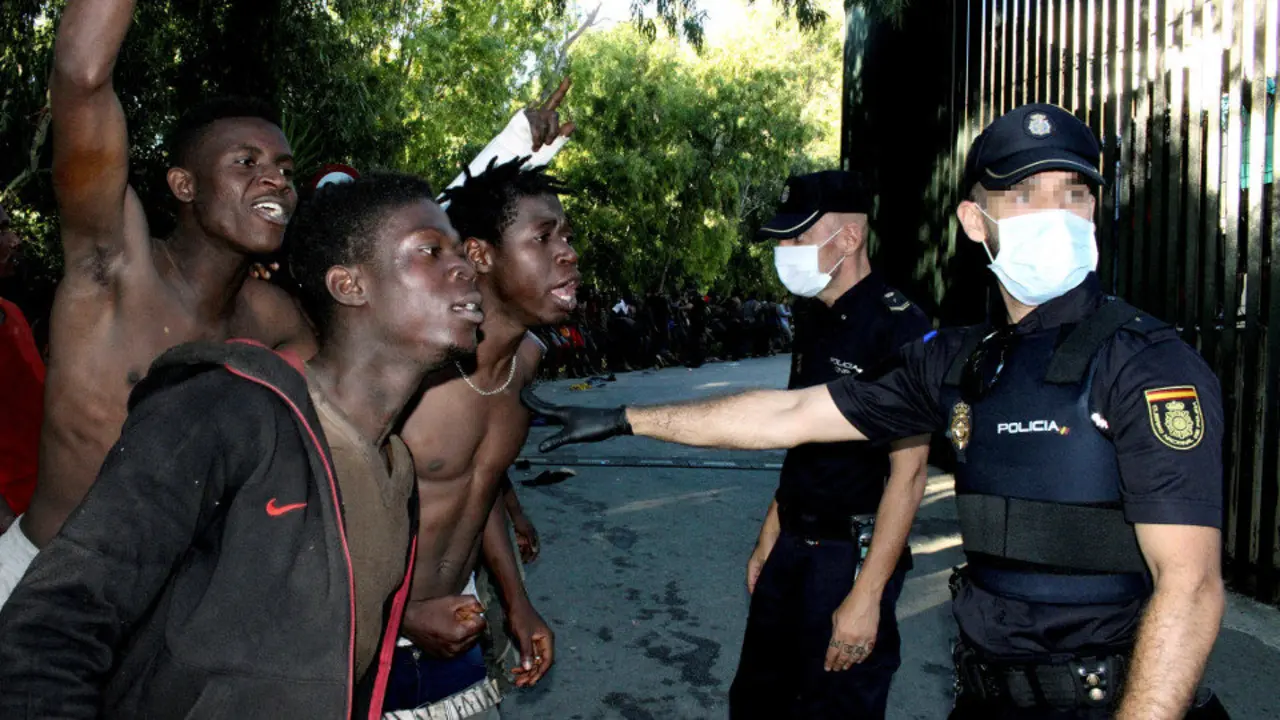 Algunos de los inmigrantes que lograron entrar en Ceuta durante el asalto de julio. EFE