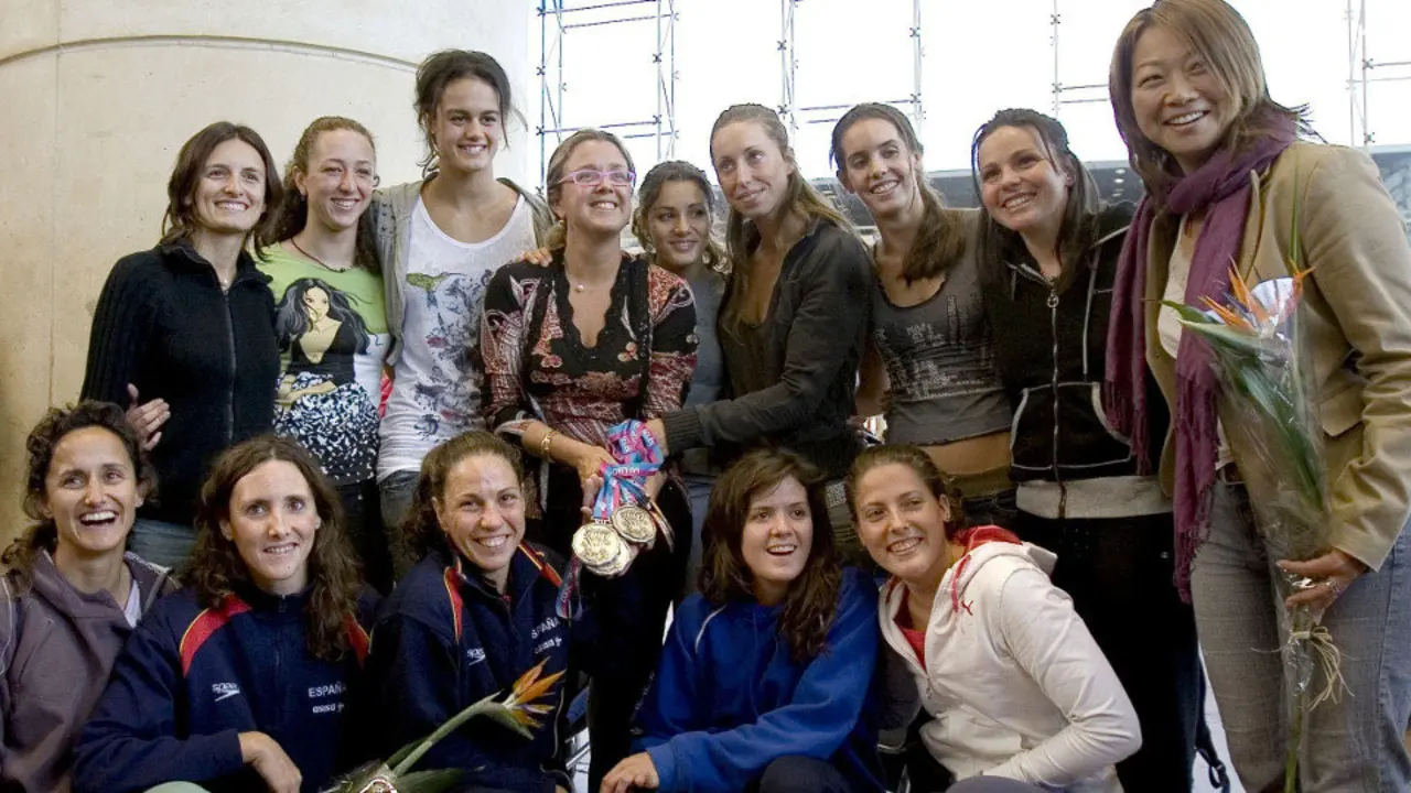 Tina Fuentes (con chaqueta azul, abajo) junto al equipo de nataci&oacute;n sincronizada en 2007. EFE