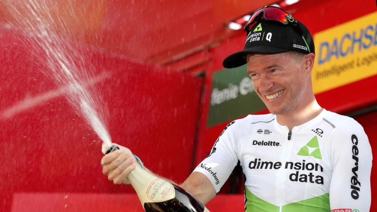 Benjamin King celebra su victoria en le podio del Puerto de Alfaca (Granada). MANUEL BRUQUE (EFE)