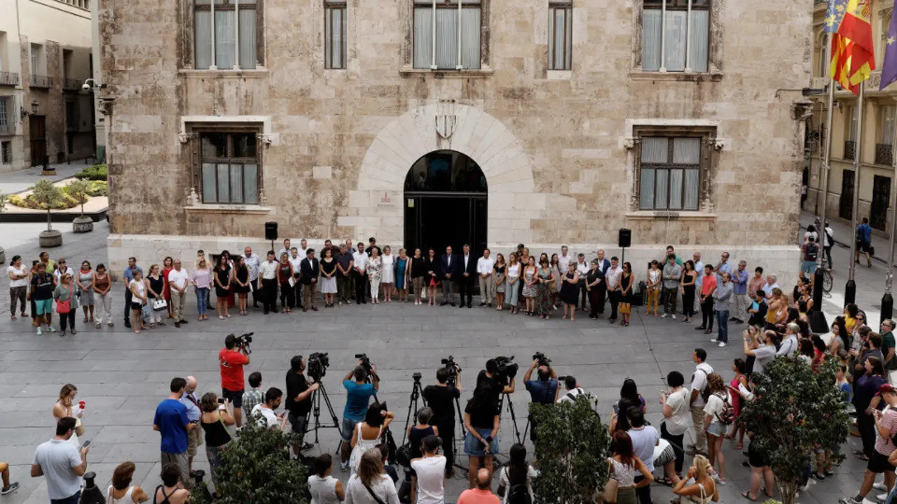 La Generalitat de Valencia se ha concentrado en silencio para condenar el asesinato de una mujer de 60 años en Orihuela. EFE
