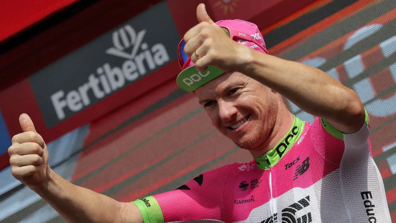 El australiano Simon Clarke (Education First) celebra su victoria en el podio. MANUEL BRUQUE (EFE)