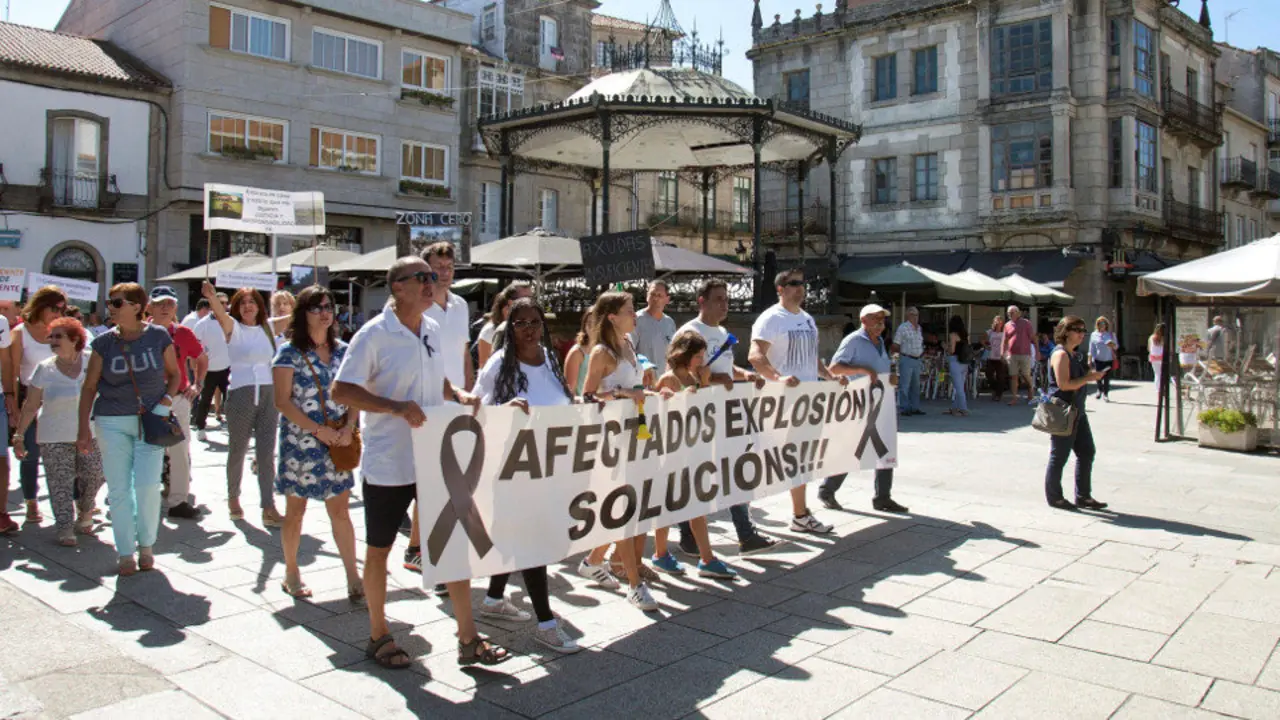 Imagen de la manifestación de los afectados de la explosión en Tui. EFE