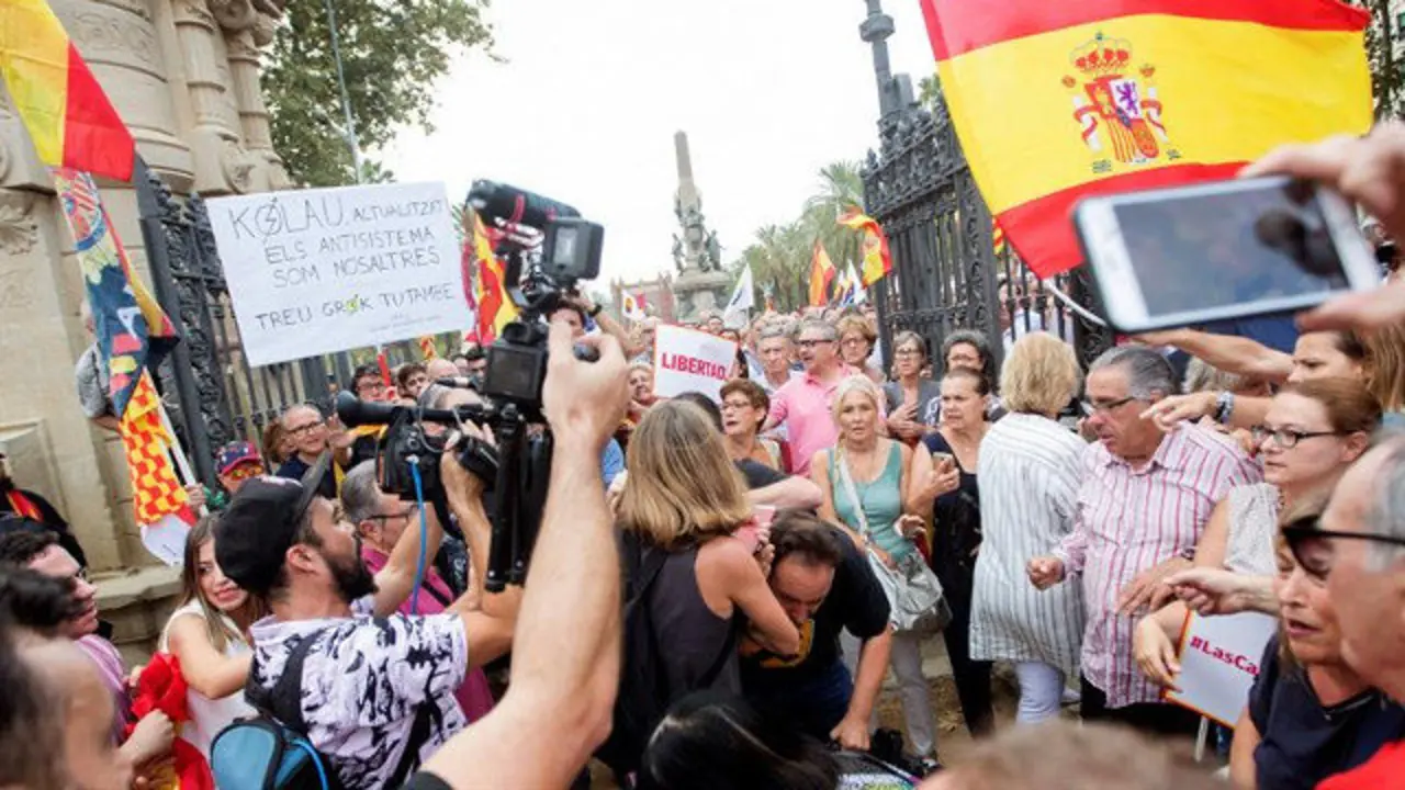 La manifetaci&oacute;n se convoc&oacute; bajo el lema 'Por la convivencia y contra la violencia'. MARTA P&Eacute;REZ (EFE)