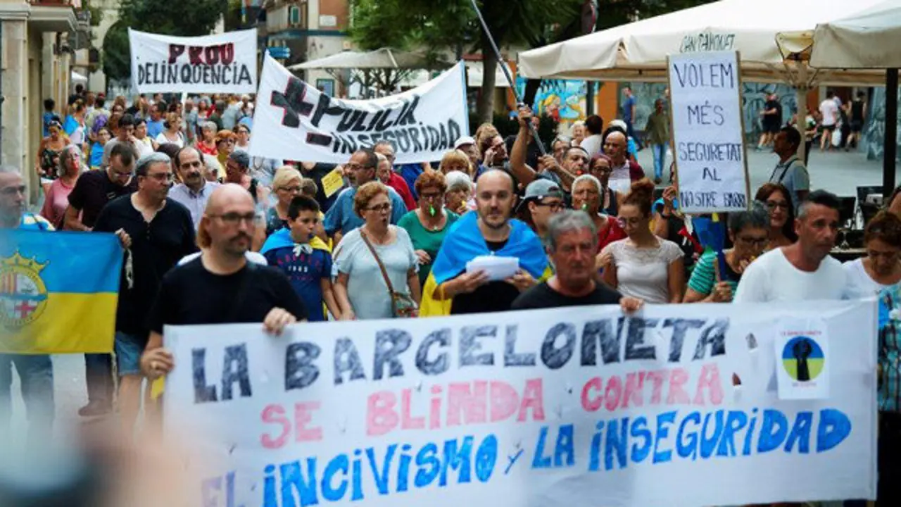 Manifestaci&oacute;n de vecinos de la Barceloneta. ALEJANDRO GARC&Iacute;A (EFE)
