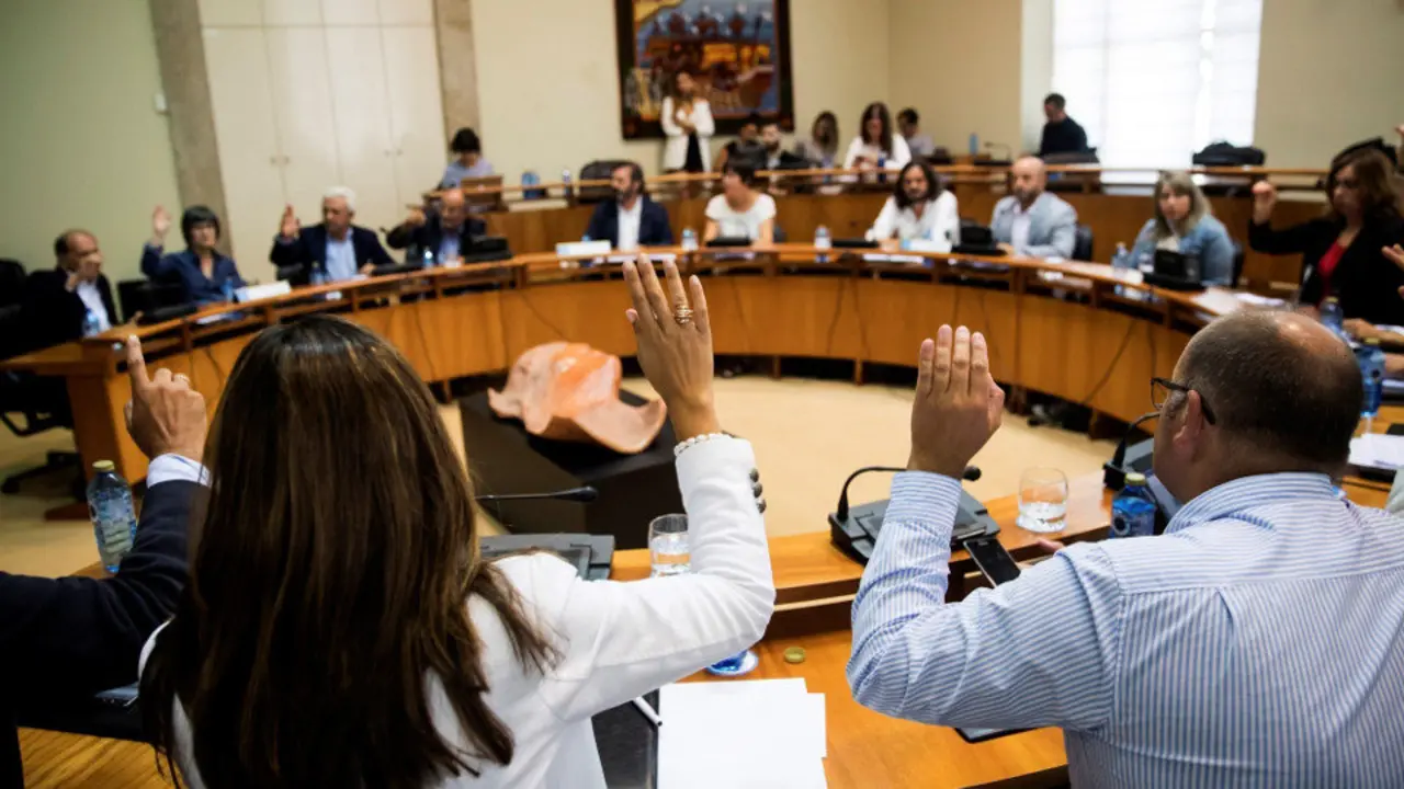 Momento en que el PSOE y el PP votan en contra de convocar un pleno sobre el accidente. ÓSCAR CORRAL (EFE)