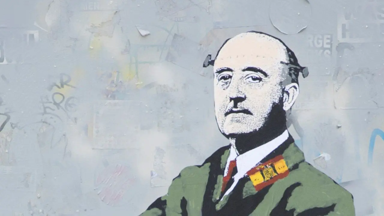 Un joven pasa ante el nuevo grafiti del artista urbano TVBoy. MARTA PÉREZ (EFE)