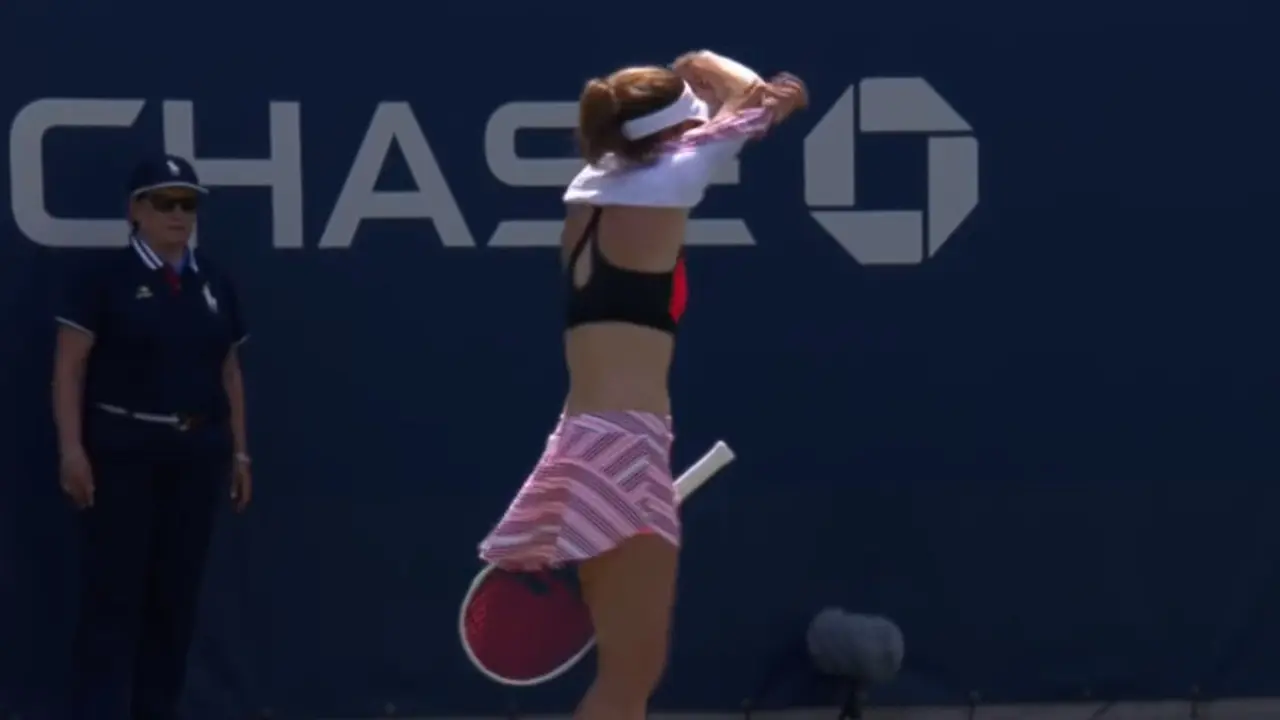Alize Cornet, en el momento en el que se coloca bien su camiseta